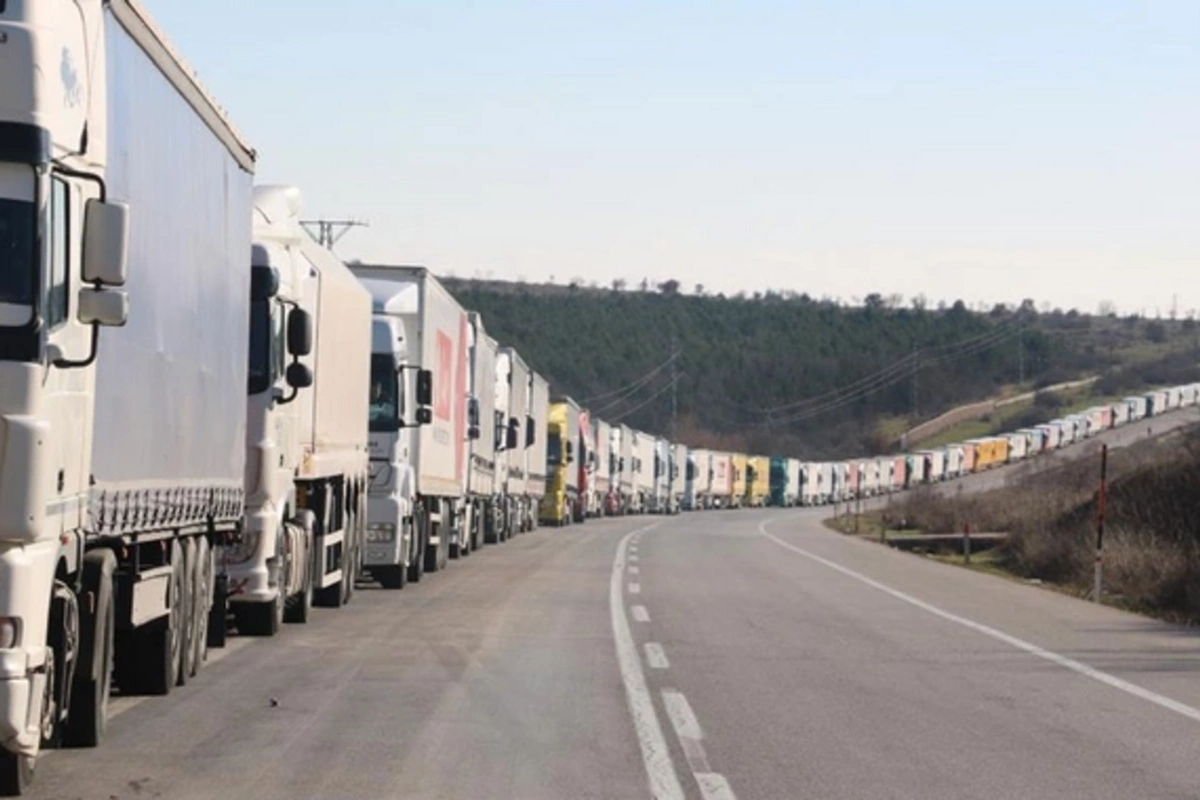 Hundreds of trucks with Armenian fruits turned away at the Russian border
