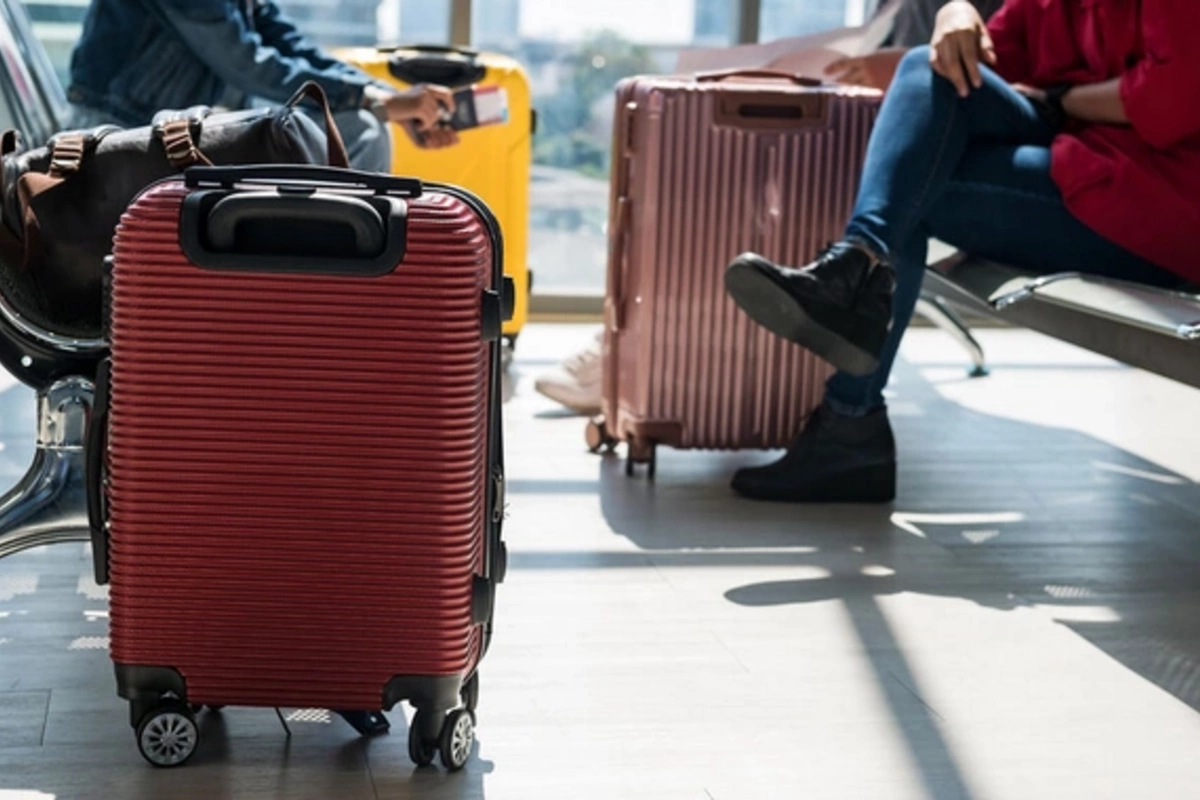 27-летняя мать перевозила двухлетнего ребенка в чемодане: девочку госпитализировали