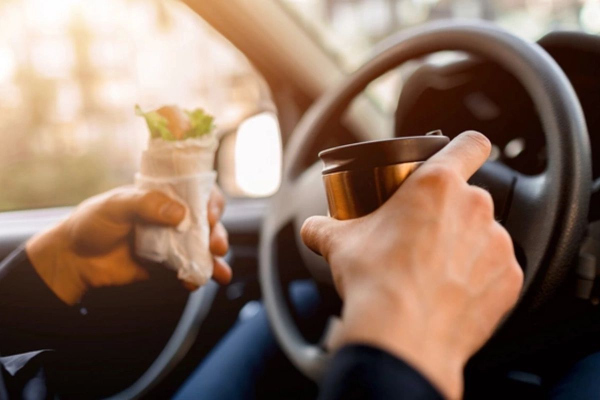 Миф опровергнут: запивать еду водой, кофе и чаем безопасно