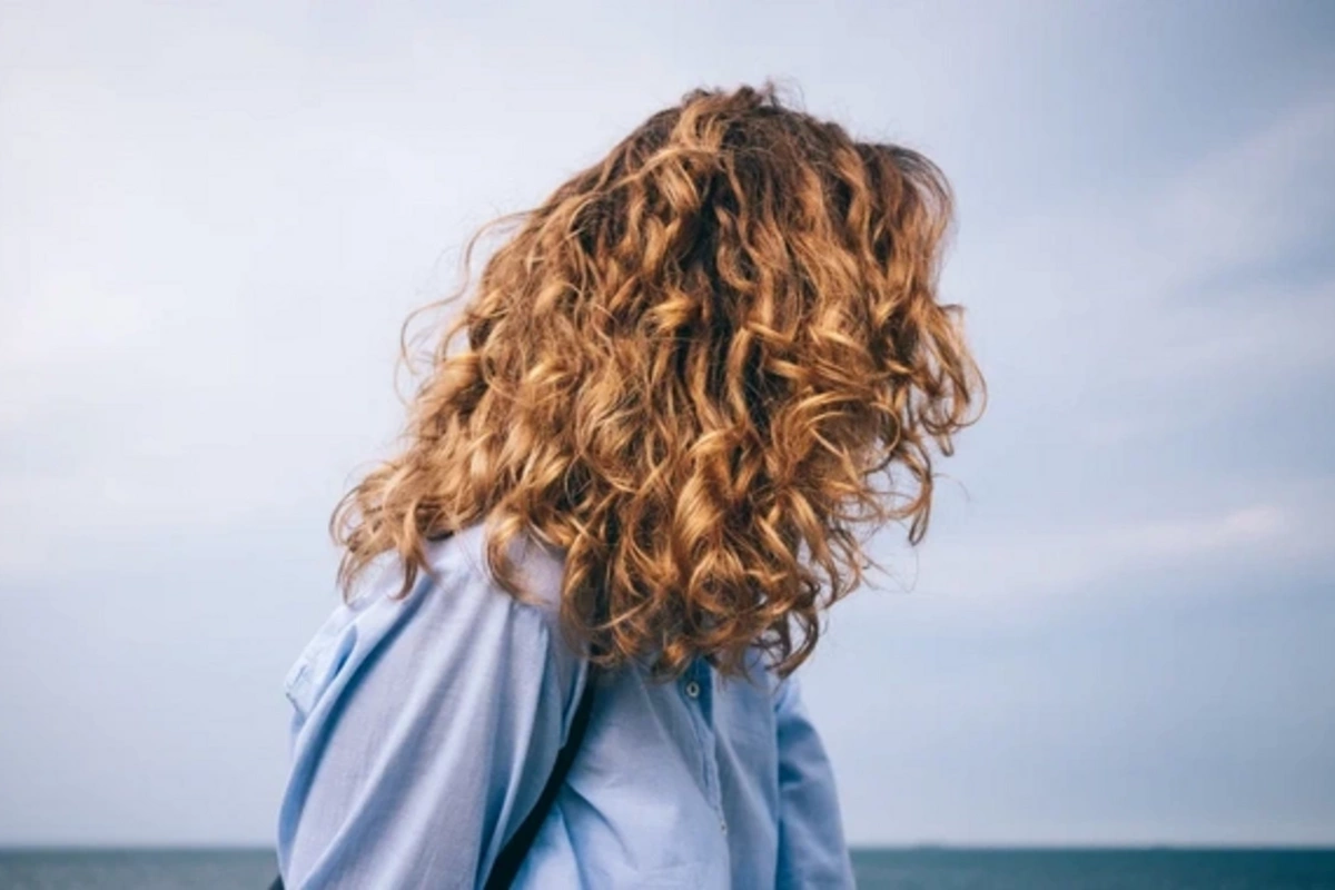 Wet hair in the sun threatens sunburns and skin cancer