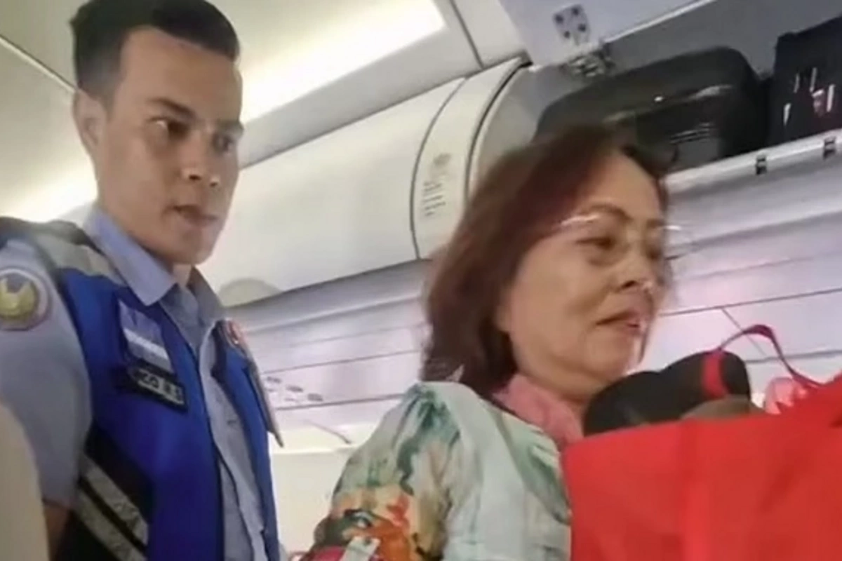Elderly woman removed from airplane due to bomb joke