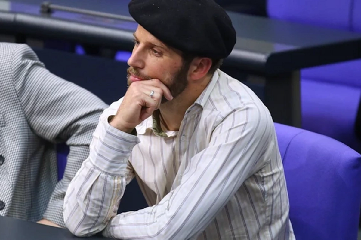 German MP expelled from Bundestag over beret