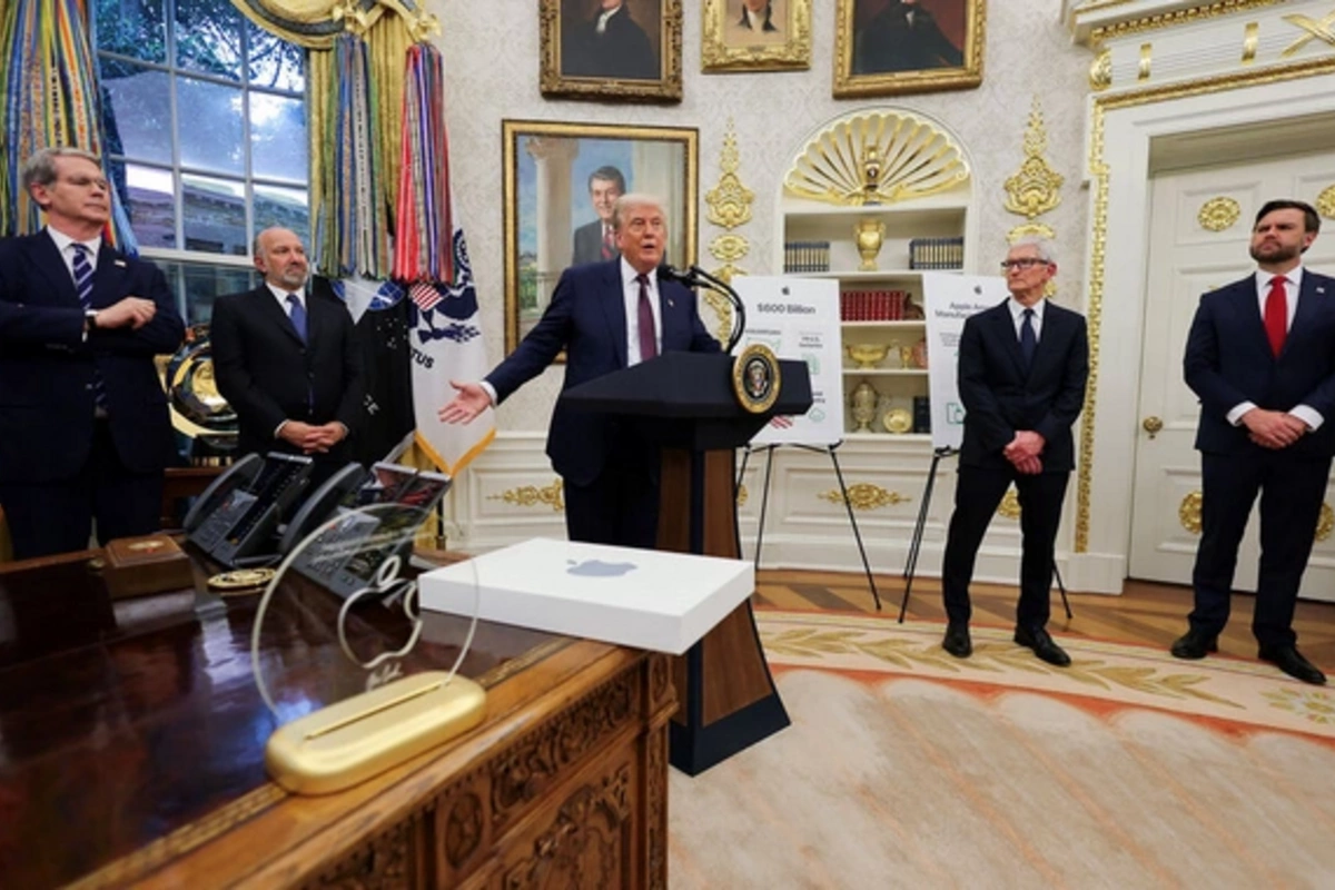 Apple gifted Donald Trump an American piece of glass