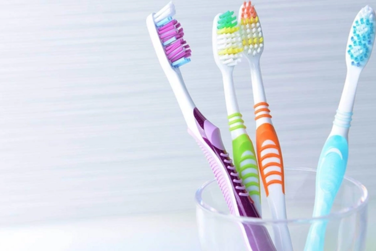 Стоматолог объяснил, как нужно правильно хранить зубную щетку