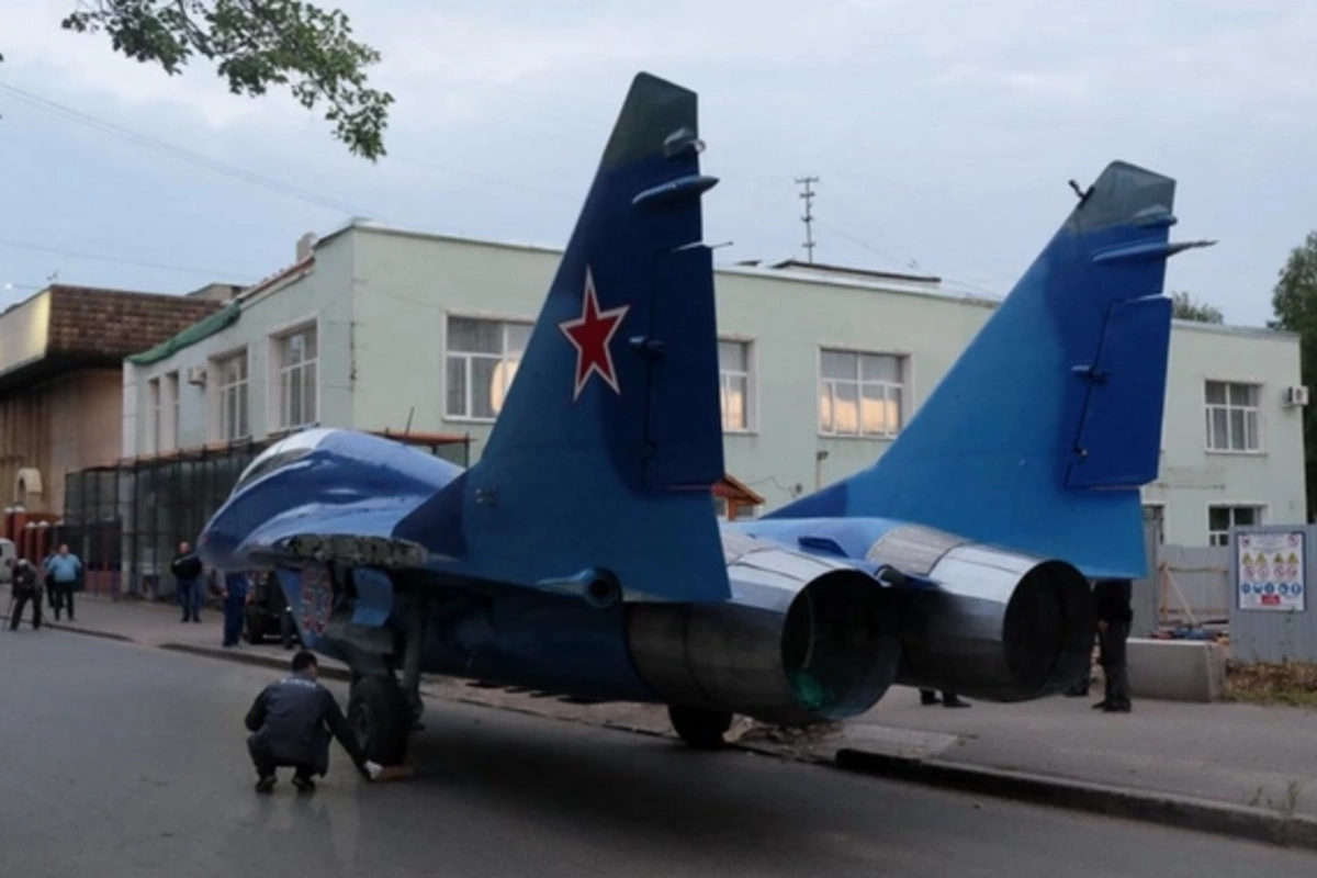 В Ереване российский истребитель врезался в железный столб, а затем в ограждение