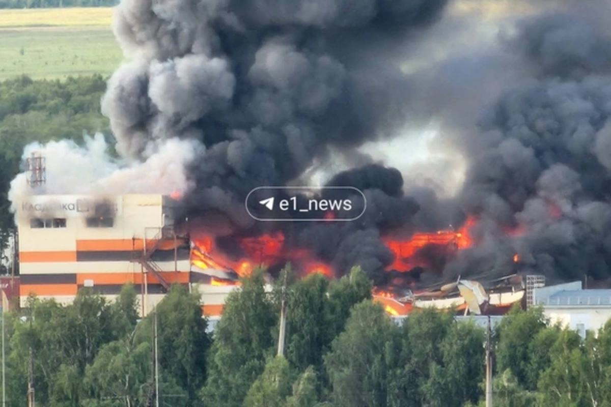 A four-story warehouse caught fire in Yekaterinburg: the fire area reached 3,500 square meters