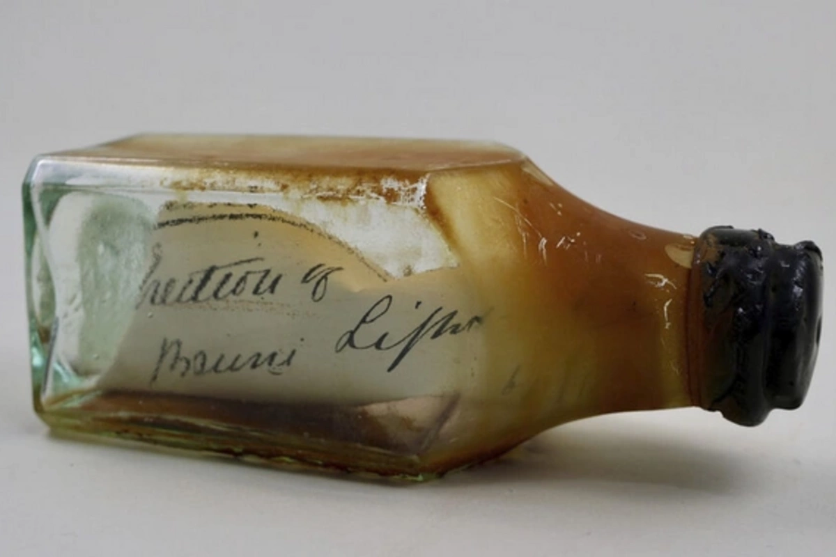 The artist found a bottle with a message left in the lighthouse wall more than 120 years ago