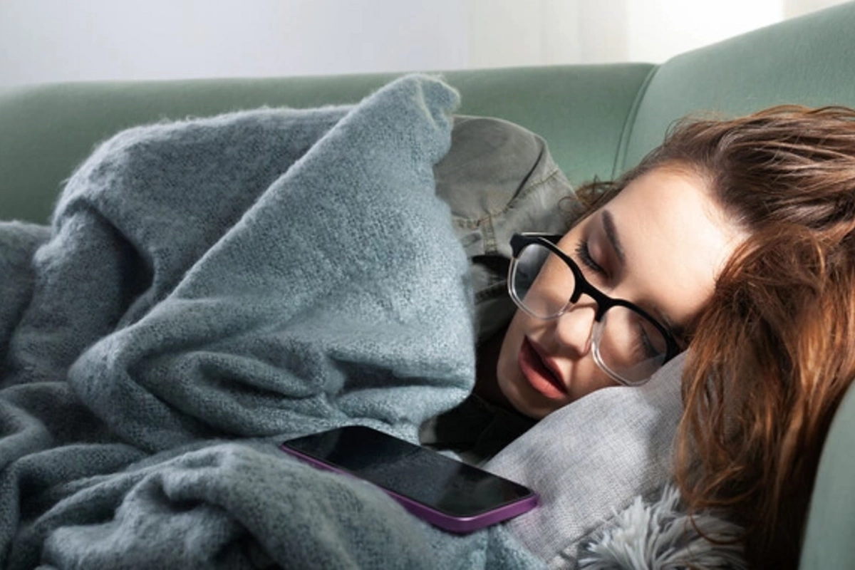 Слюна на подушке: врач назвал скрытые болезни, о которых она сигнализирует