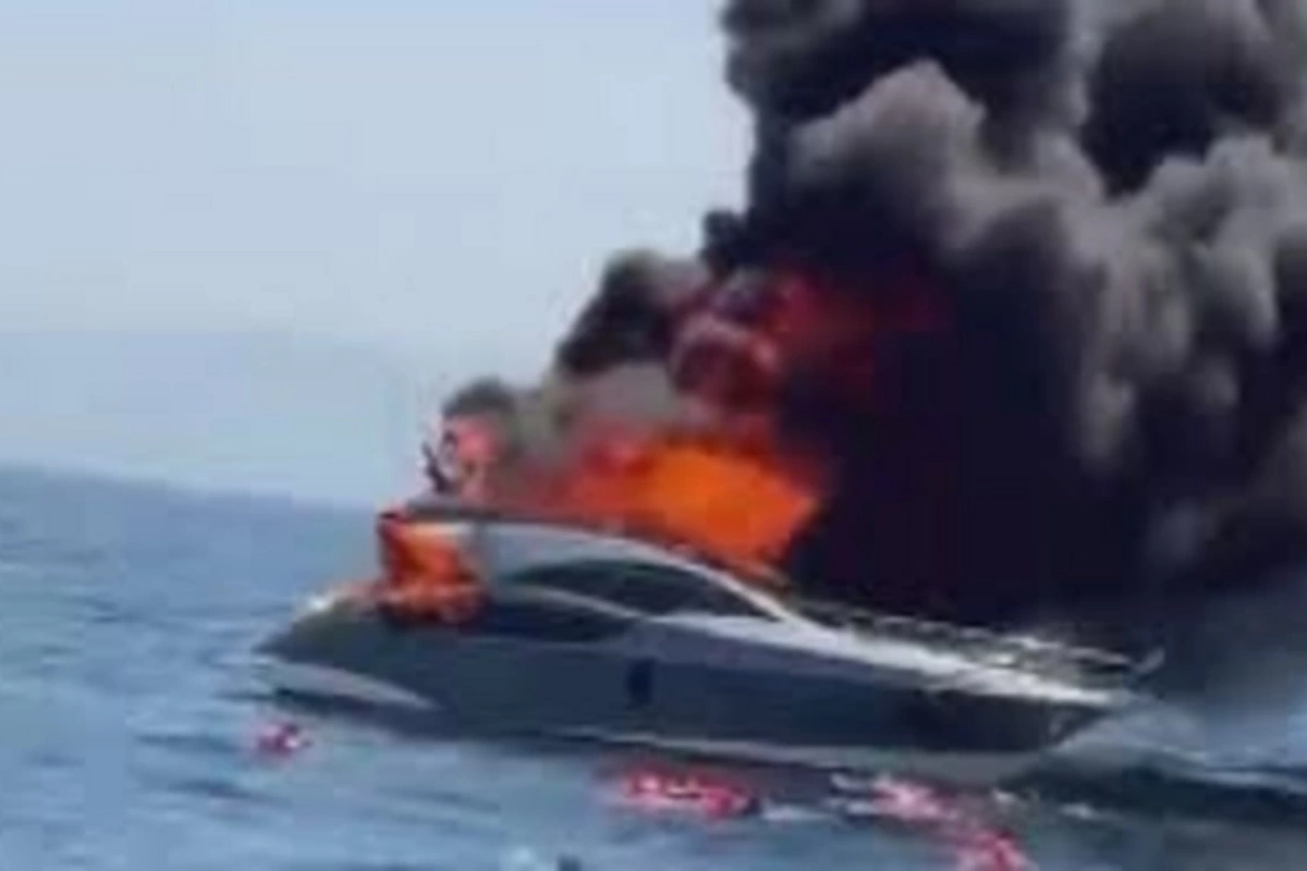 A yacht with 12 people on board caught fire in Istanbul