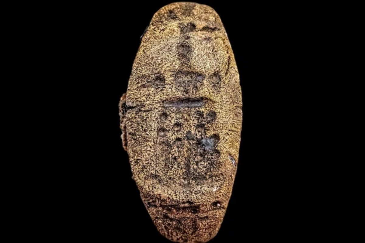 The first ring featuring a wonder of the world was found in Cleopatras palace