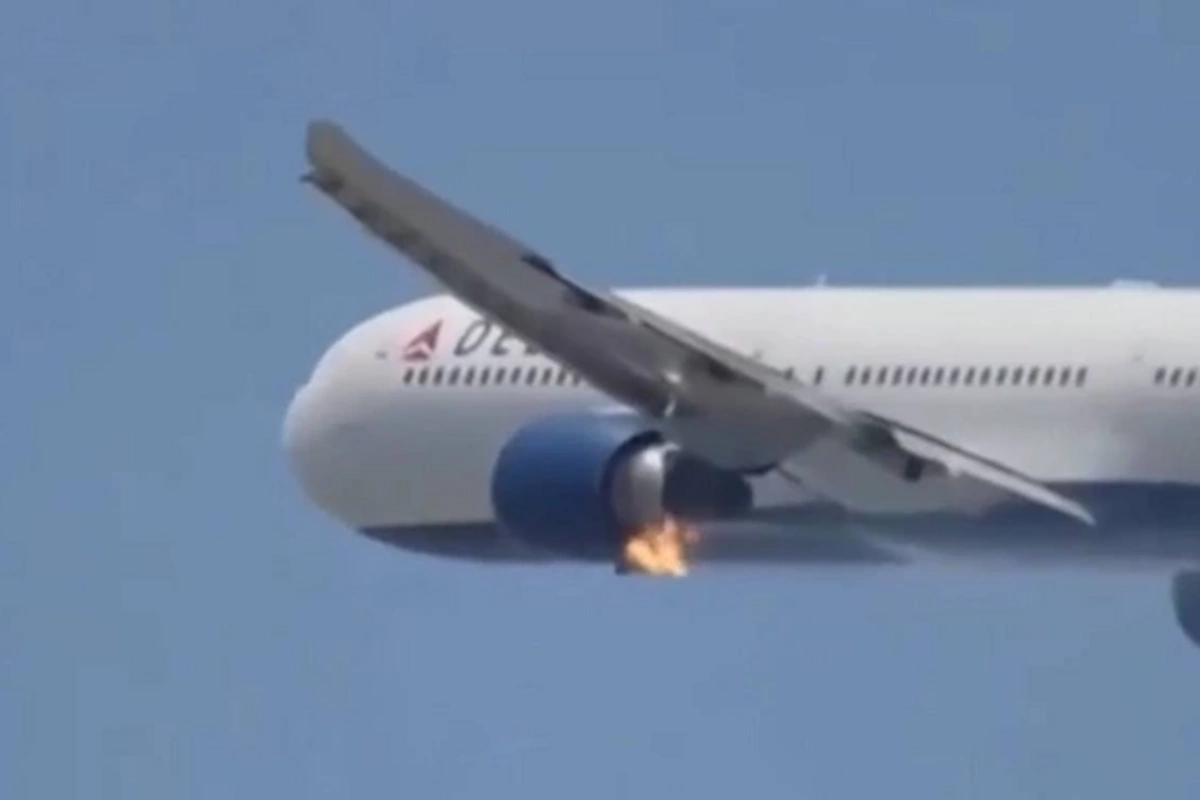 В США на видео попал полет Boeing с загоревшимся двигателем