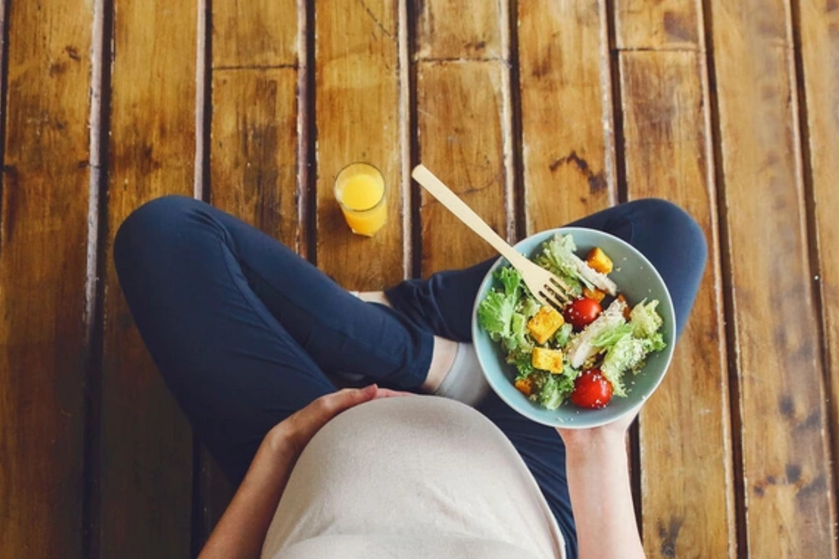  Названы опасные для беременных типы питанияСпециалисты выявили несколько режимов питания, которые могут представлять серьезную угрозу для здоровья будущих мам и их малышей. Эксперты предупреждают: неправильно подобранный рацион во время беременности спос