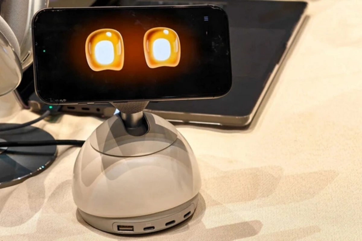 Новая зарядка превращает iPhone в настоящего робота