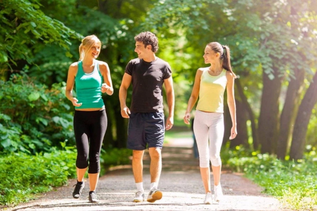 Врачи раскрыли секрет максимальной пользы от ходьбыСпециалисты в области медицины определили ключевой фактор, благодаря которому обычная ходьба превращается в эффективное средство укрепления здоровья. Согласно мнению экспертов, регулярные пешие прогулки