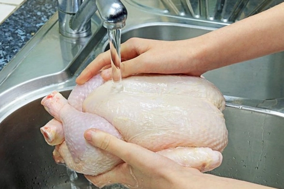  Мытьё курицы перед готовкой может привести к смертельной опасности