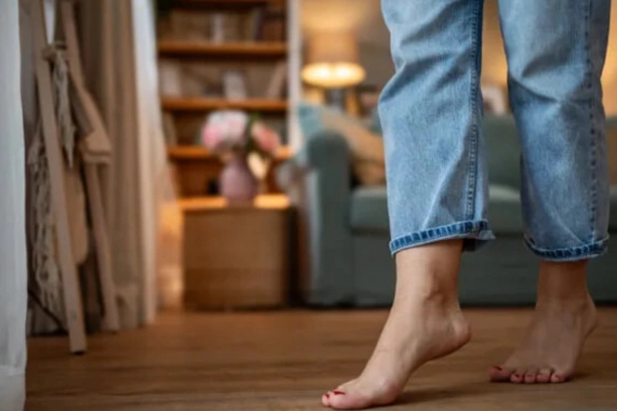 Is it harmful to walk barefoot at home? The truth that will surprise you