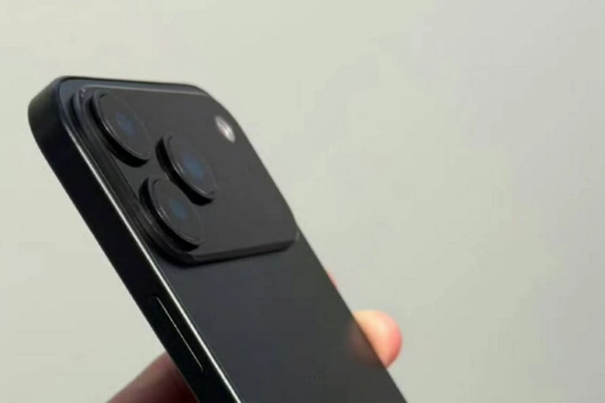 Photos of iPhone 17 Pro in the hands of a tester have been leaked online