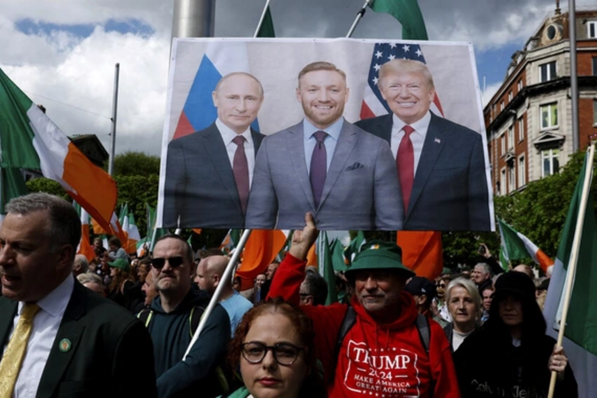 Ирландцы устроили шествие с фотографиями Путина и Трампа
