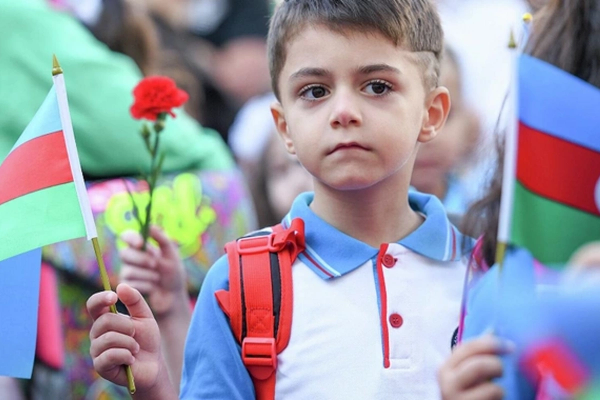 What flowers are best to give to teachers on September 15 in Azerbaijan?