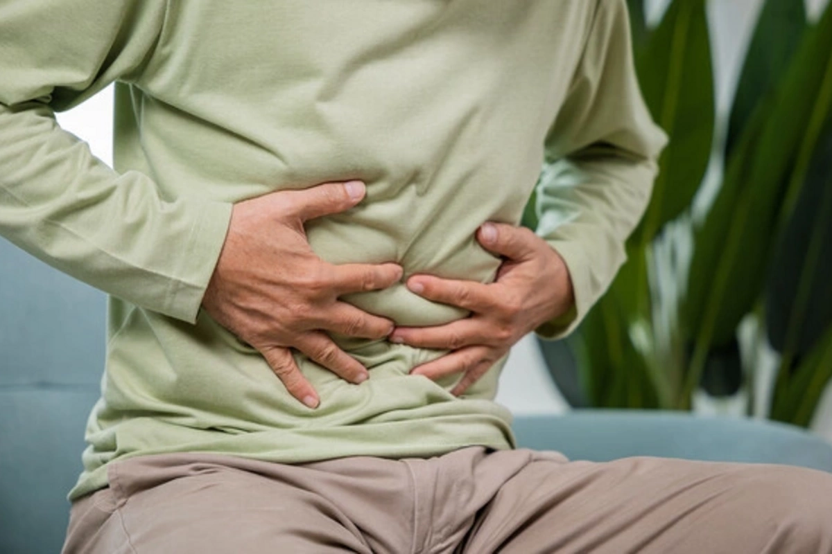 Терапевт назвала причины болей в желудке после еды