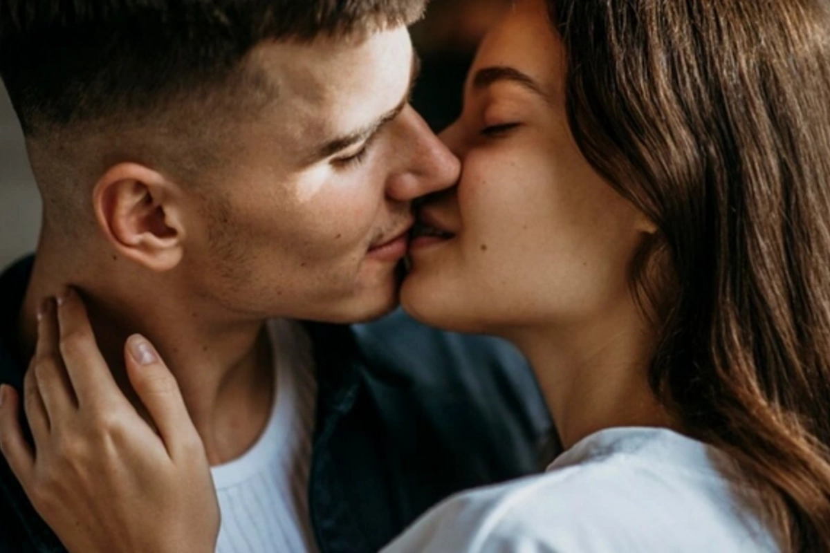 Scientists: depression and anxiety can be transmitted through kisses