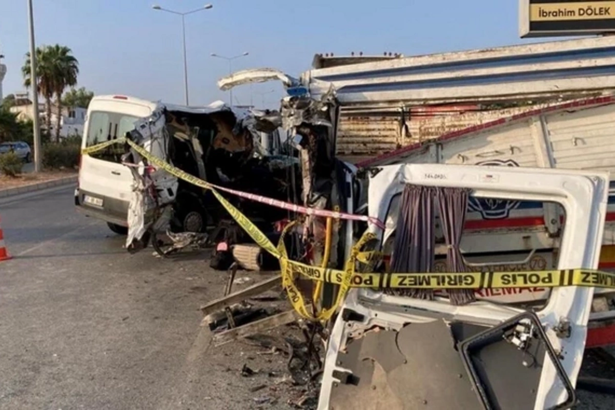 В Турции микроавтобус со школьниками попал в ДТП: погибли 2 человека, 10 пострадали