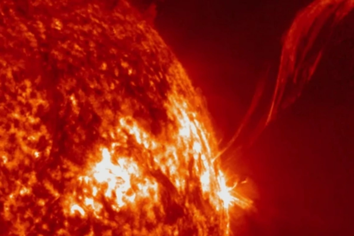 The Sun ejected two giant prominences