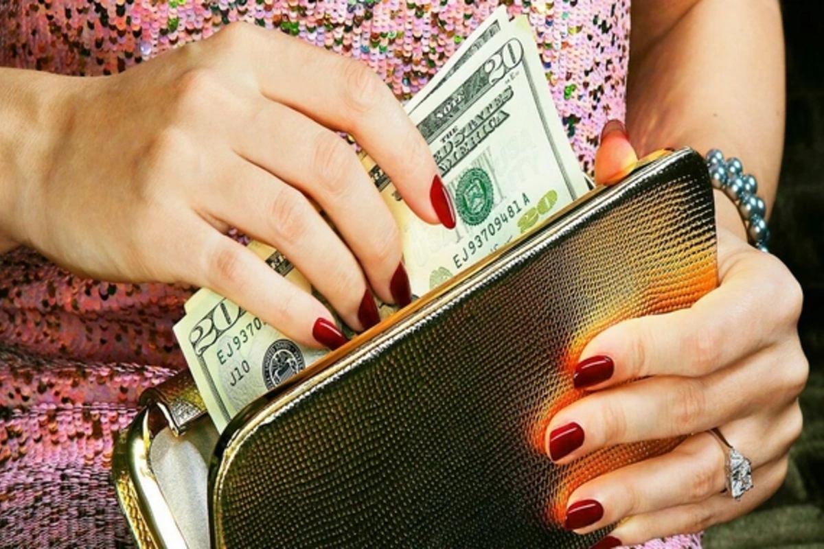 What color of wallet really brings money — the answer is shocking