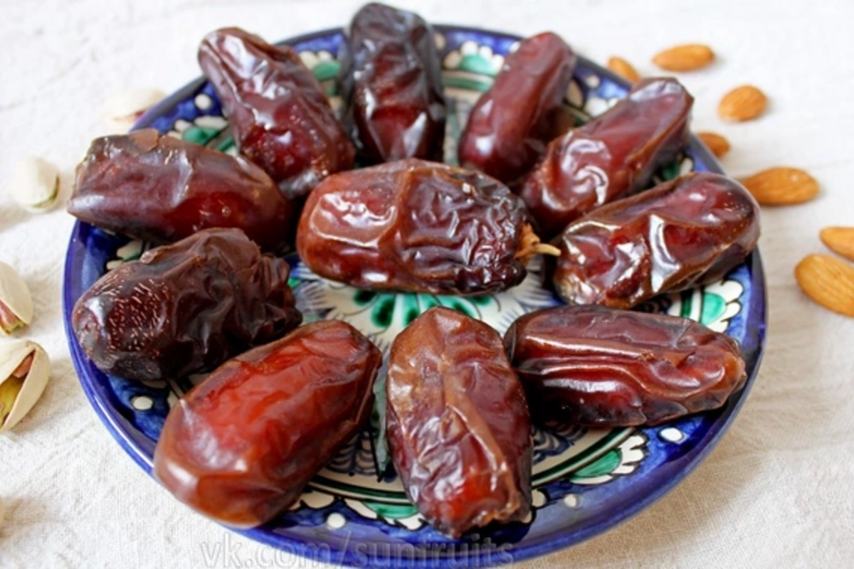 What mistake turns healthy dates into poison for the body?