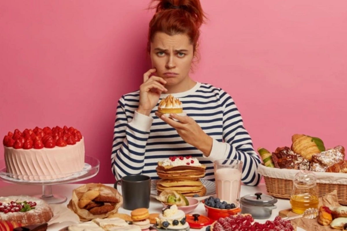 Врач предупредила об опасности привычки доедать все до последней ложкиМедицинские специалисты бьют тревогу: привычка подчищать тарелку может нанести серьезный вред здоровью. Как сообщают эксперты, стремление доесть всю порцию до конца часто приводит к