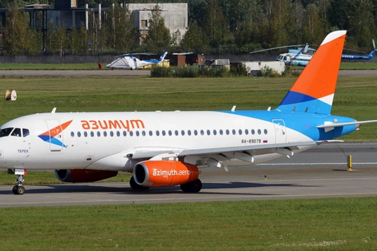 Самолет Superjet 100 потерял капот во время взлета