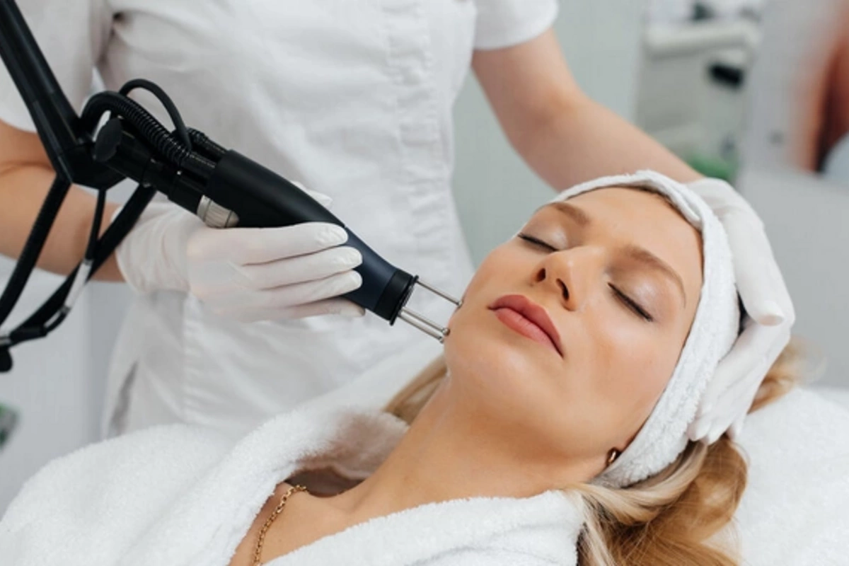 Cosmetologist explained how to care for facial skin in summer after plastic surgery