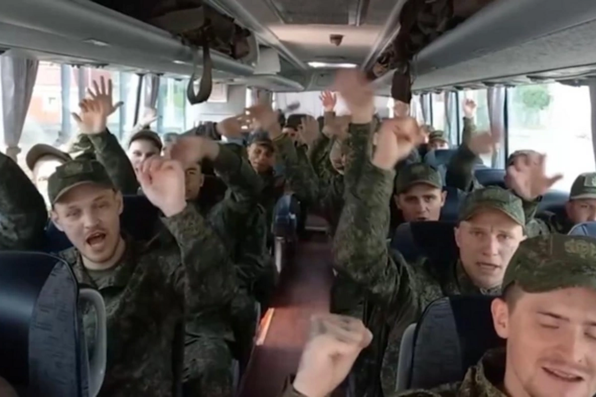 Кадры возвращения из украинского плена российских военных