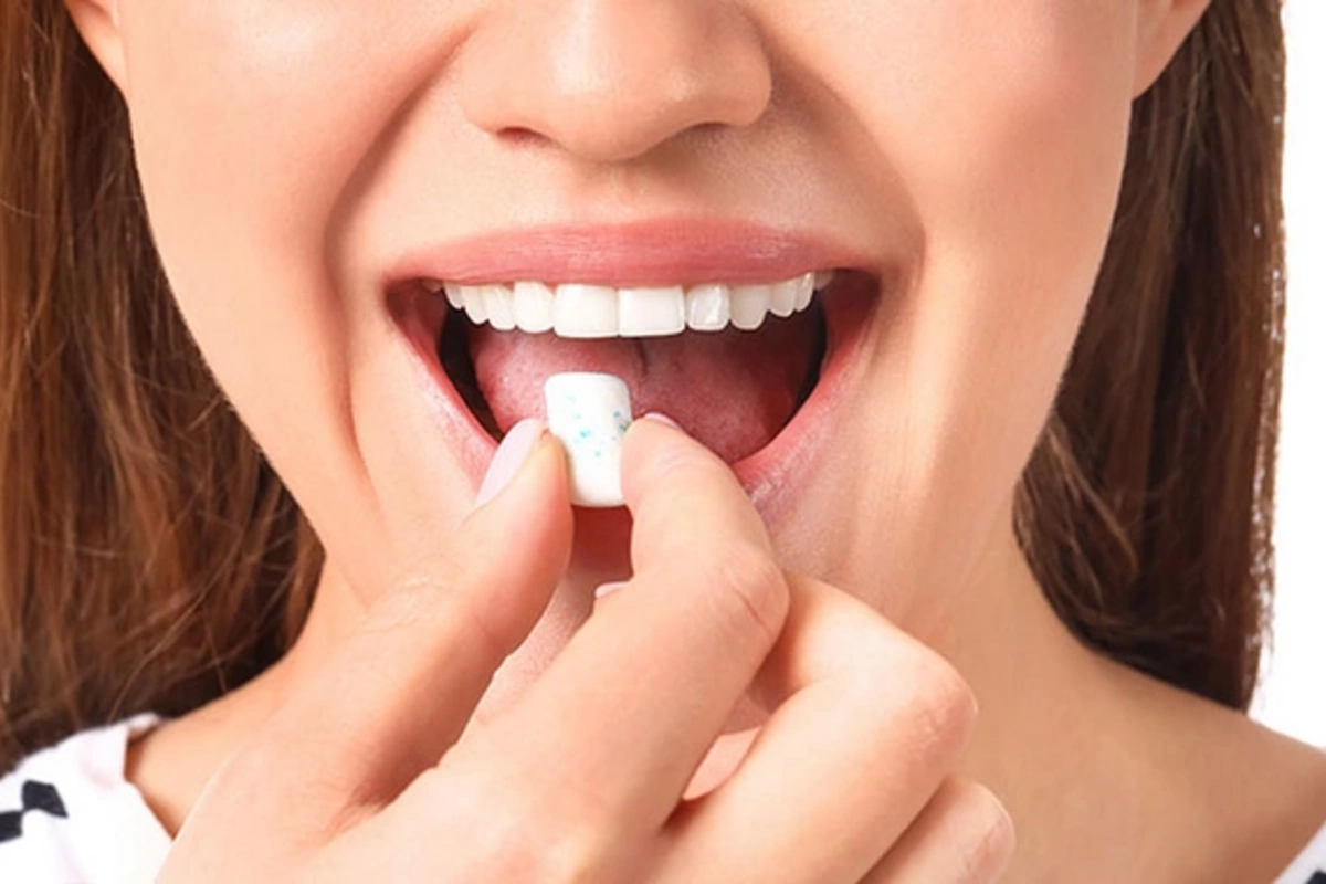 В Новостной заголовок: Врачи рассказали о серьезных последствиях жевательной резинки