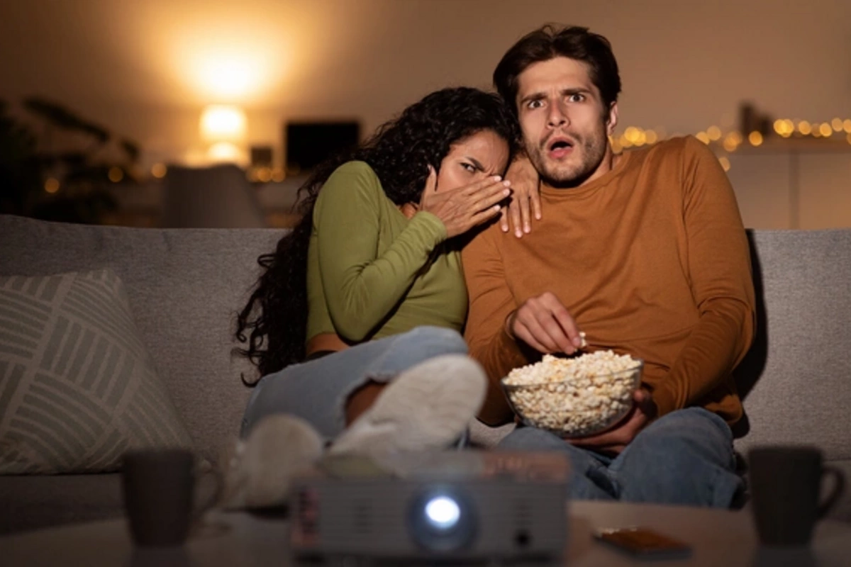 Названа неожиданная польза просмотра фильмов ужасовИсследователи обнаружили удивительный положительный эффект, который могут оказывать фильмы ужасов на психологическое состояние зрителей. Как выяснилось, просмотр пугающих кинолент способен принести неожи