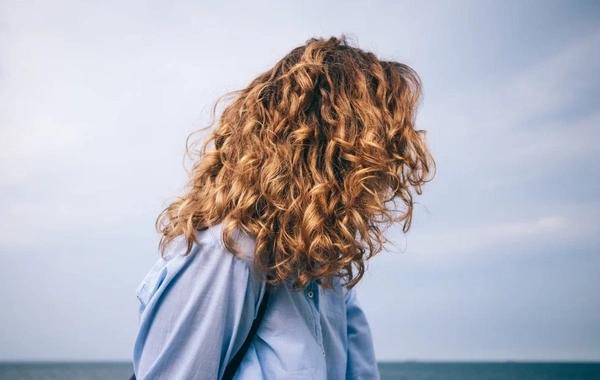 Wet hair in the sun threatens sunburns and skin cancer