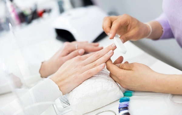 Врач: маникюр может угрожать репродуктивному здоровью