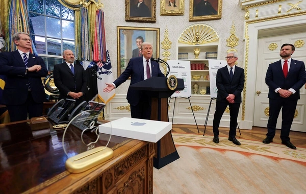 Apple gifted Donald Trump an American piece of glass