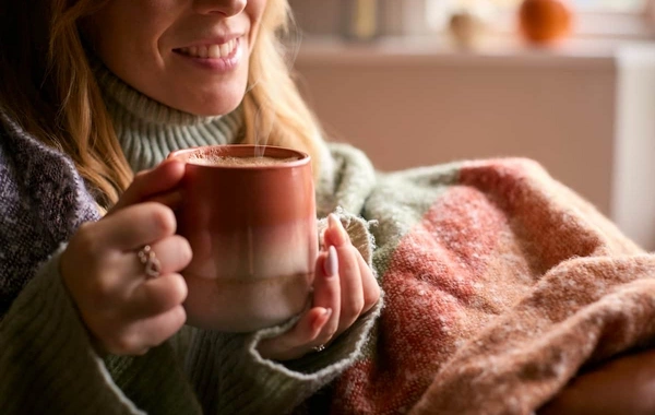  Названы лучшие согревающие напиткиВ холодное время года особенно актуальным становится вопрос, чем согреться. Эксперты составили список напитков, которые не только подарят тепло, но и принесут пользу организму в зимнюю стужу.Специалисты отмечают, что пра