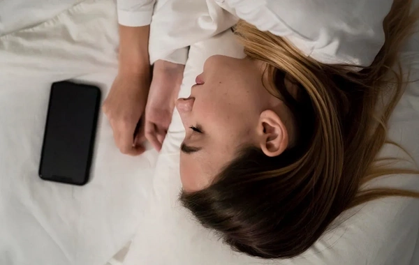 Телефон под подушкой вызывает рак мозга? Ответ учёных