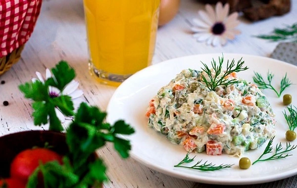 Новогодние салаты "с утра": эксперты предупреждают о бактериальной опасности