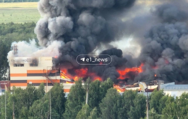 A four-story warehouse caught fire in Yekaterinburg: the fire area reached 3,500 square meters