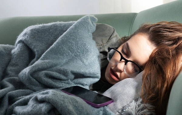 Слюна на подушке: врач назвал скрытые болезни, о которых она сигнализирует