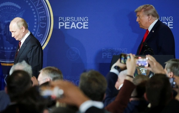 Путин и Трамп завершили переговоры общением на ногах