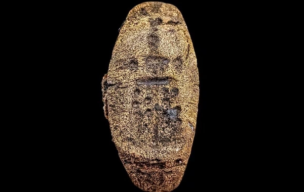 The first ring featuring a wonder of the world was found in Cleopatra"s palace