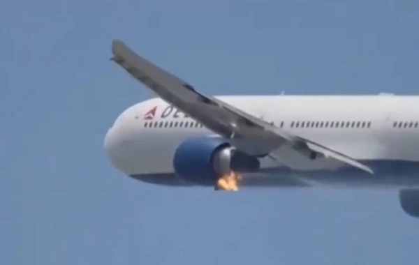 В США на видео попал полет Boeing с загоревшимся двигателем