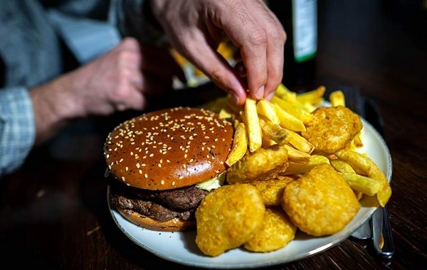 Врач поделилась советами правильного употребления "вредных" продуктов