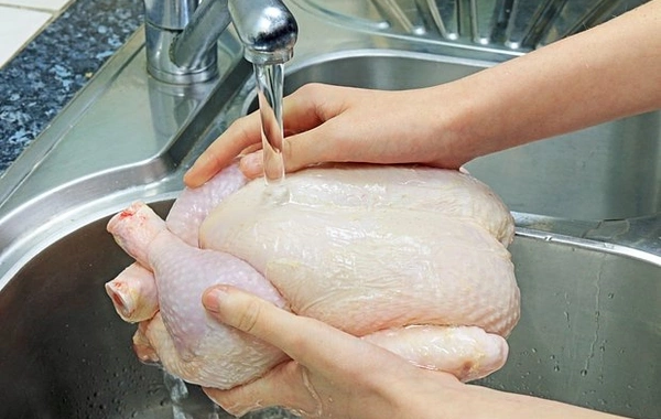  Мытьё курицы перед готовкой может привести к смертельной опасности