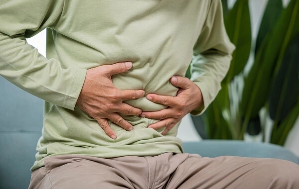 Терапевт назвала причины болей в желудке после еды