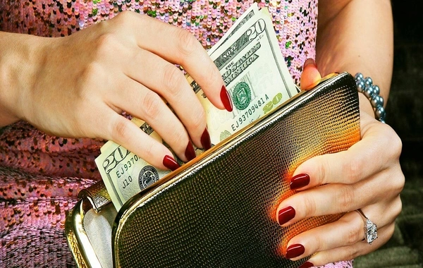 What color of wallet really brings money — the answer is shocking
